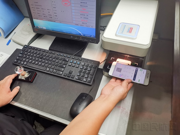 旅客凭电子二维码登机牌完成安检信息查验2.jpg 旅客凭电子二维码登机牌完成安检信息查验2.jpg