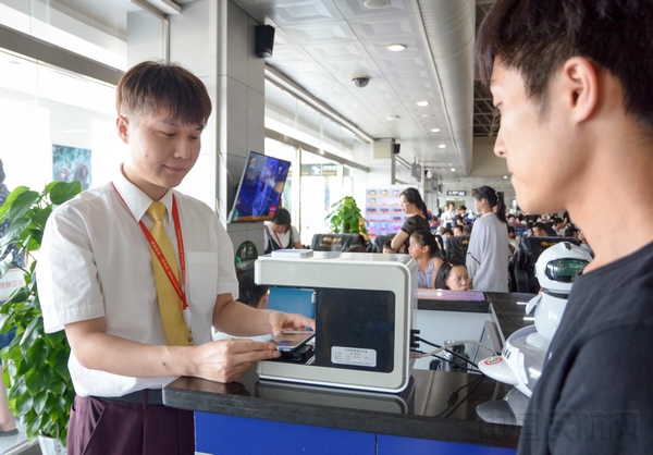 旅客出示电子登机牌完成登机口校验.jpg 旅客出示电子登机牌完成登机口校验.jpg