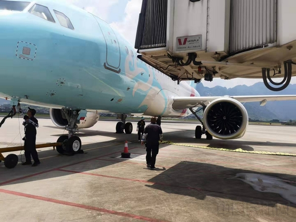 1张家界机场机务人员冒着酷暑为长龙航空提供地面电源和空调设备。（章建军拍摄.jpg