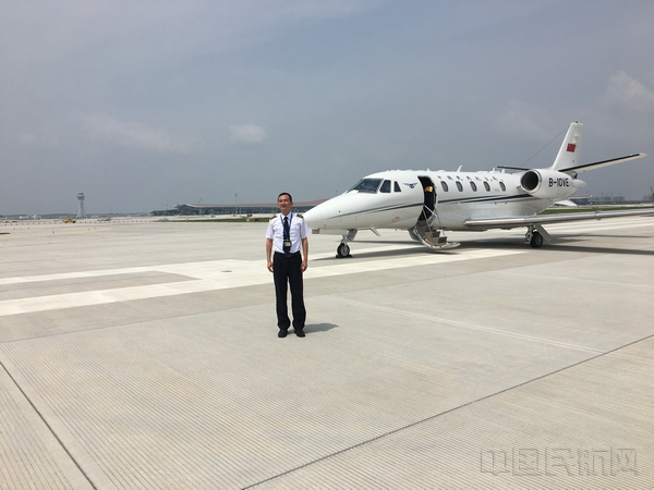 图4B-10VD检修后,苏维驾驶另一架校验飞机执行大兴任务 石雄飞摄.jpg 图4B-10VD检修后,苏维驾驶另一架校验飞机执行大兴任务 石雄飞摄.jpg