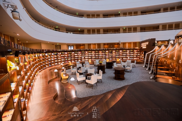 酒店概念书屋在装饰设计与空间布局中融入了许多广西风景名胜元素。书屋内下沉空间的阶梯设计取形于广西龙胜龙井梯田的壮美景色.jpg 酒店概念书屋在装饰设计与空间布局中融入了许多广西风景名胜元素。书屋内下沉空间的阶梯设计取形于广西龙胜龙井梯田的壮美景色.jpg