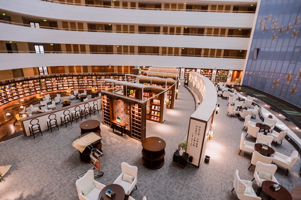 机场酒店里的图书馆 (2).jpg 机场酒店里的图书馆 (2).jpg