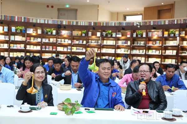 老挝人民革命青年团嘉宾在概念书屋体验中国茶道和香包制作.jpg 老挝人民革命青年团嘉宾在概念书屋体验中国茶道和香包制作.jpg