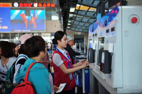 红马甲志愿者用心服务旅客.jpg 红马甲志愿者用心服务旅客.jpg