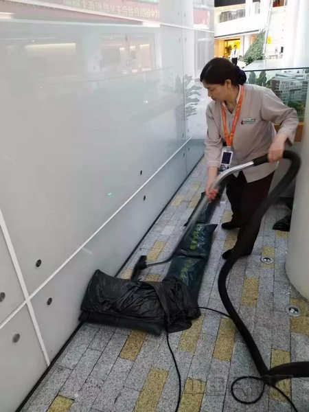 nEO_IMG_东航综管部工作人员做好东航之家防汛抗台保障-东航供图