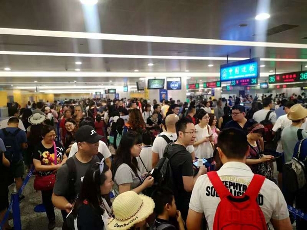 台风后的浦东机场口岸客流高峰-傅碧霞摄.jpg