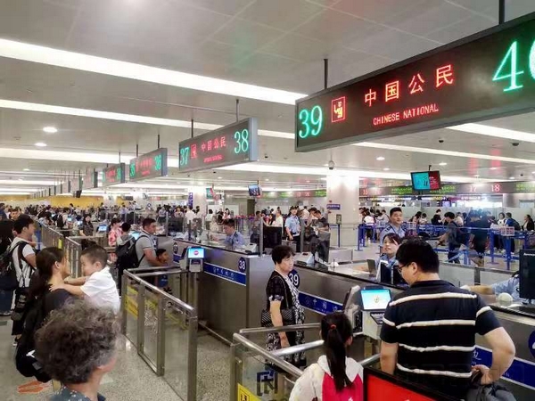 旅客在浦东机场口岸办理出境边检手续-傅碧霞摄。.jpg