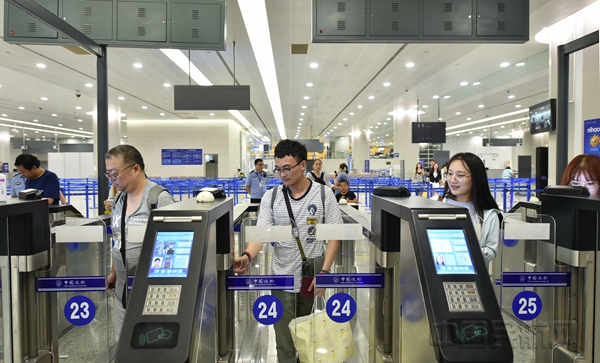 上海机场边检站分流引导旅客使用自助通关-魏文亨摄.jpg