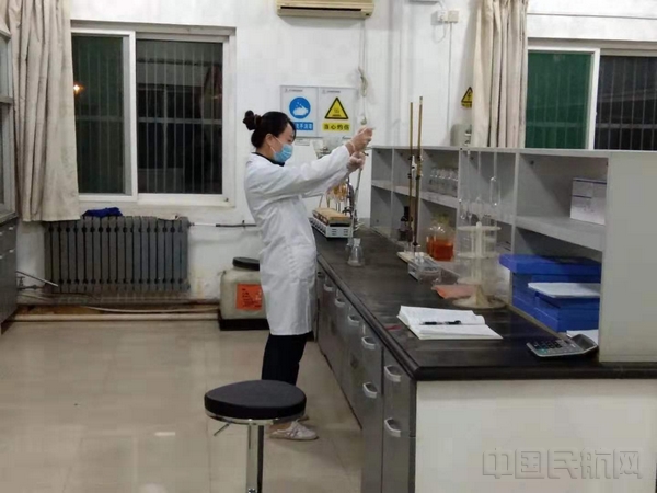 化验人员夜间水质检测.jpg 化验人员夜间水质检测.jpg