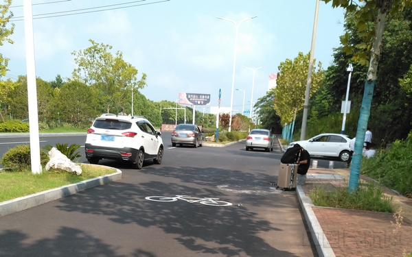 在机场大门口随意停放的网约车2.jpg