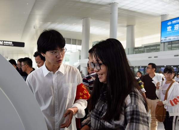 机场工作人员指导旅客办理自助值机-南通机场供图.jpg 机场工作人员指导旅客办理自助值机-南通机场供图.jpg