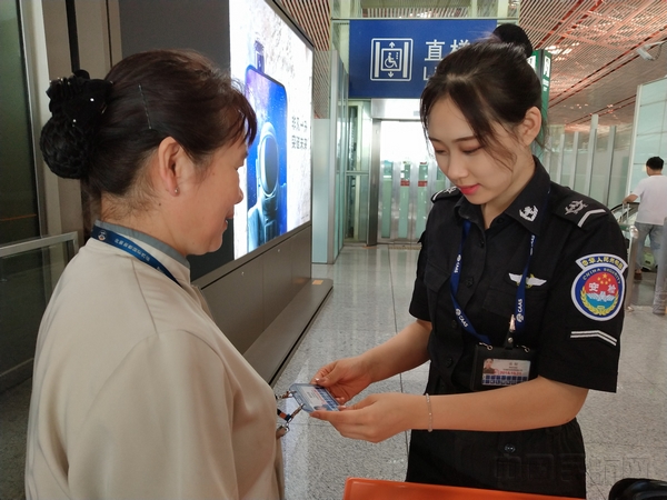 张盼在查验证件.jpg 张盼在查验证件.jpg