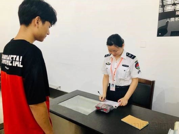 配图:旅客办理物品暂存服务.jpg 配图:旅客办理物品暂存服务.jpg