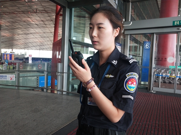 王一雯在回复岗位对讲信息.jpg 王一雯在回复岗位对讲信息.jpg
