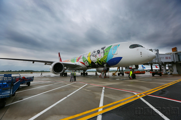 1 四川航空3U8923航班飞抵南京 (房天翔 摄)_副本.jpg