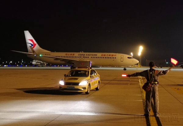 21：09东方航空MU7692包机平稳降落（余翔 摄）.jpg