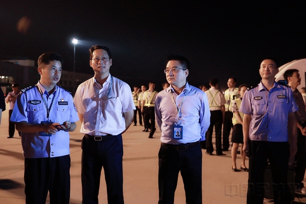 集团领导坐镇现场指挥（李晗旭 摄).jpg