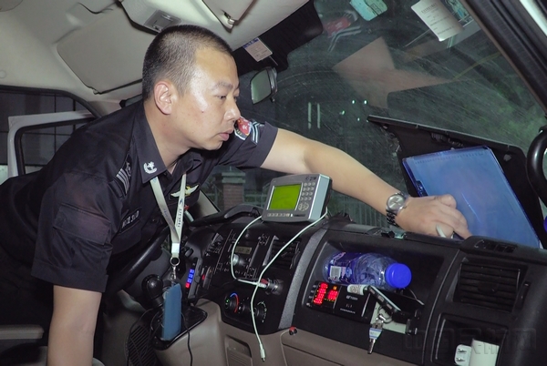 检查放行进场车辆(房天翔 摄).jpg