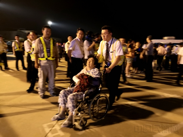 推送轮椅伤员（余翔 摄）.jpg