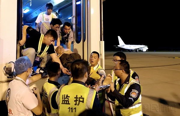 轻点，再轻点(余翔 摄).jpg