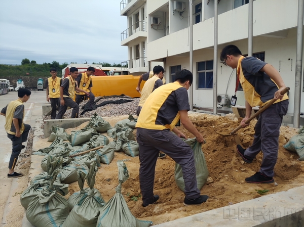 配图:组织人员装沙袋.jpg 配图:组织人员装沙袋.jpg