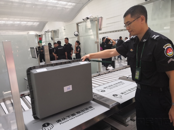 自助取篮筐放入随身物品.jpg 自助取篮筐放入随身物品.jpg