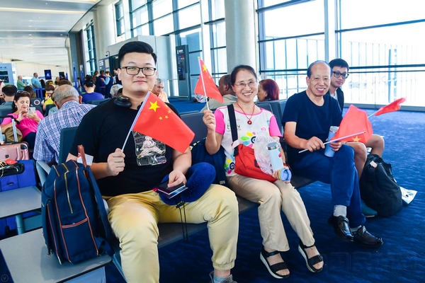 浦东机场旅客领取国旗，准备启程-上海机场供图.jpg
