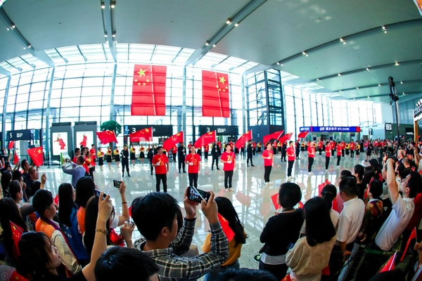 虹桥机场在活动启动当天，举办《歌唱魅力新中国》职工歌曲联唱-上海机场供图.jpg