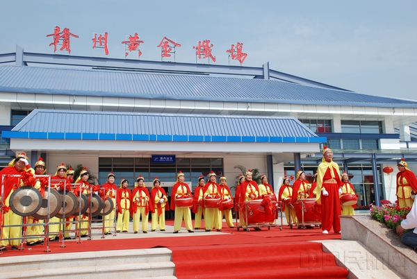 2008年,赣州黄金机场迁址南康凤岗,3月26日正式投运。.jpg 2008年,赣州黄金机场迁址南康凤岗,3月26日正式投运。.jpg