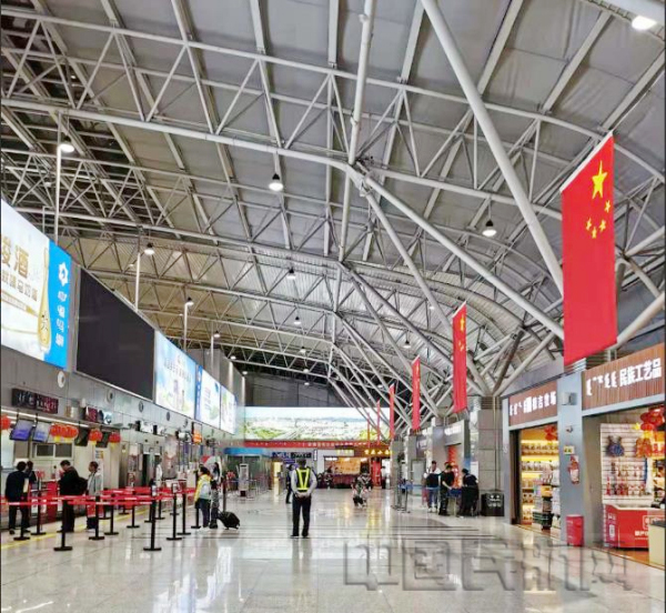 图:候机楼新换LED灯具~.jpg 图:候机楼新换LED灯具~.jpg