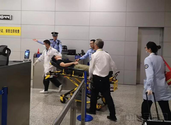 上海机场边检民警和机场医护人员紧急救治患病旅客-马吉琳摄.jpg