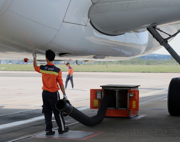 地面服务系统为出港航班提供空调保障。.jpg