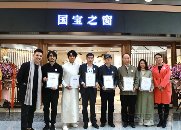 北京大兴机场副总经理郝玲为匠人代表颁发 “参展证书”.jpg