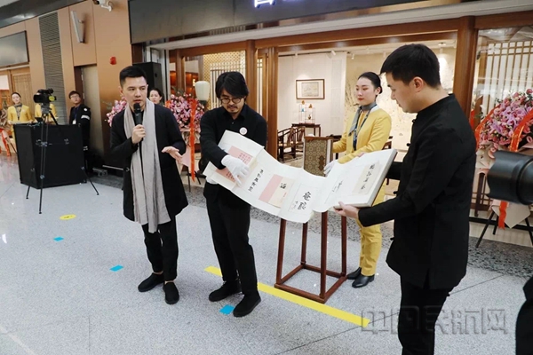中国手艺发展研究中心主任赵普、国家级龙鳞装非遗传承人张晓栋介绍展品.jpg 中国手艺发展研究中心主任赵普、国家级龙鳞装非遗传承人张晓栋介绍展品.jpg