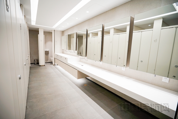 浦东机场升级版洗手间针对化妆需求专门设计了模拟自然光的色温-孙砚丰摄15.jpg