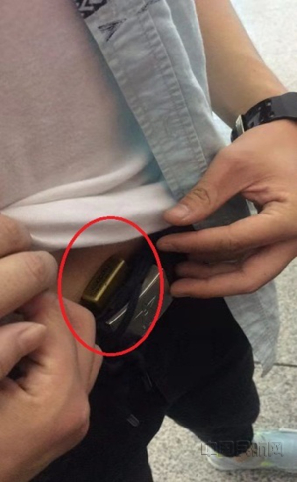 图片5查堵旅客腰带处藏匿打火机06.jpg 图片5查堵旅客腰带处藏匿打火机06.jpg