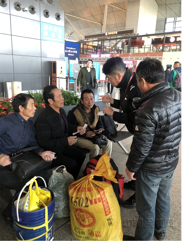 图片8安检一室赵重阳主任向旅客讲解安检常识09.jpg 图片8安检一室赵重阳主任向旅客讲解安检常识09.jpg
