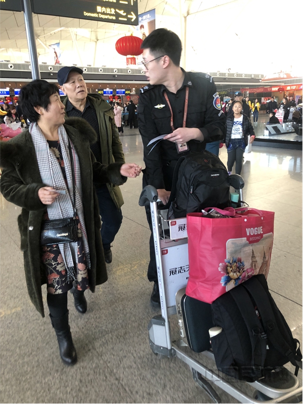 图片9安检人员提醒老年旅客注意登机时间10.jpg 图片9安检人员提醒老年旅客注意登机时间10.jpg