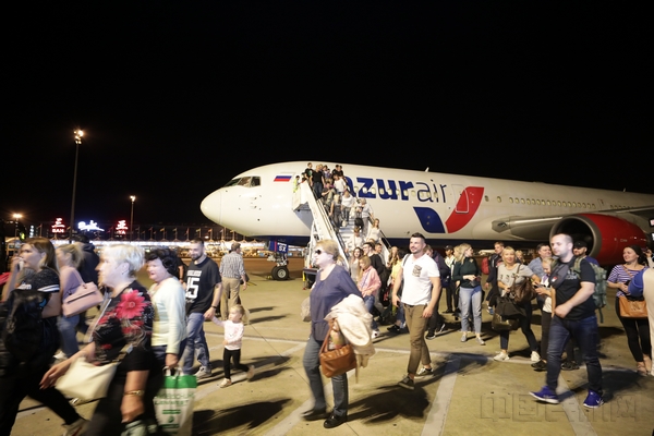 配图:国际航班旅客下机.jpg 配图:国际航班旅客下机.jpg