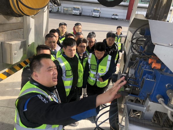 讲师在登机桥下介绍设备名称和使用流程.jpg 讲师在登机桥下介绍设备名称和使用流程.jpg