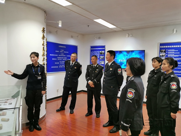 参观安保公司陈列展厅22.jpg