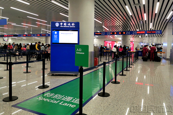广州白云机场口岸设置世界律师大会边检专用通道(摄影:林圣敏 ) (2)_副本.jpg