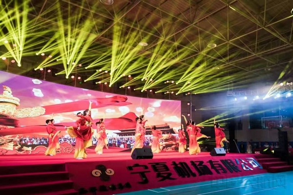 机场公司2019年7月,主办的“庆祝中华人民共和国成立70周年暨陕宁机场联合重组15周年”文艺汇演在银川河东机场文体中心举行.jpg 机场公司2019年7月,主办的“庆祝中华人民共和国成立70周年暨陕宁机场联合重组15周年”文艺汇演在银川河东机场文体中心举行.jpg