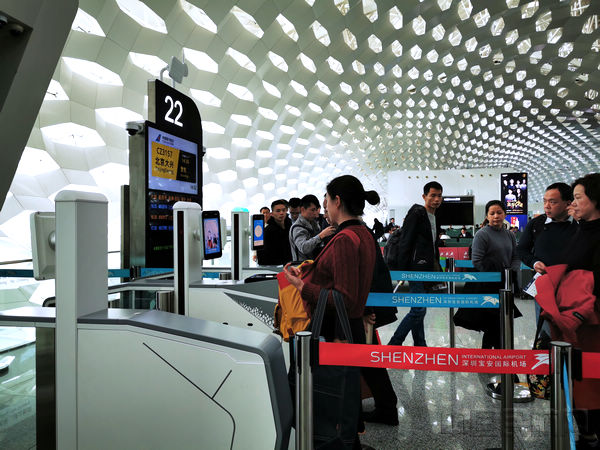 深圳机场国内登机口自助设备覆盖率已达100,并全部实现了刷脸登机