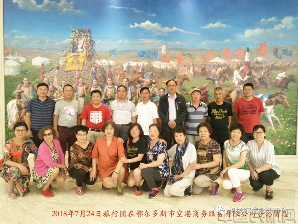 旅游团队在文化长廊合影留念.jpg 旅游团队在文化长廊合影留念.jpg