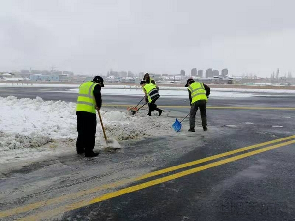 那拉提机场浴雪奋战 开展清雪作业..jpg