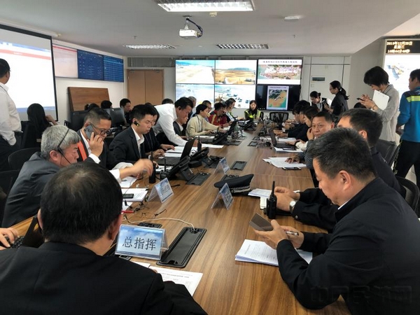 演练指挥部人员有条不紊地开展应急救援指挥协调各项工作.jpg