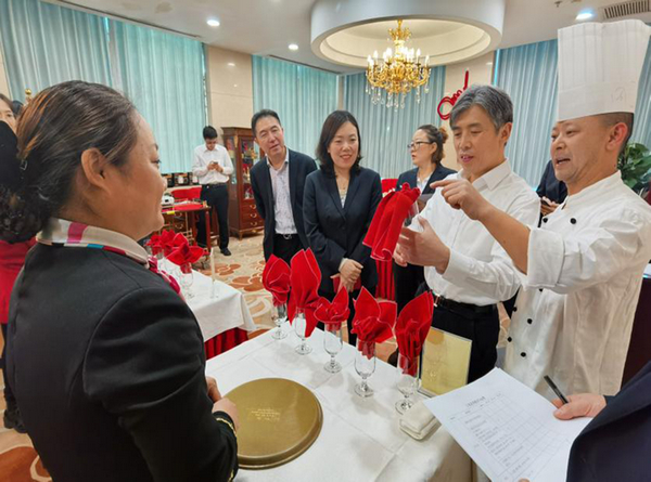 餐饮公司匠星班组开展第四届服务、厨艺技能比武大赛2.jpg 餐饮公司匠星班组开展第四届服务、厨艺技能比武大赛2.jpg