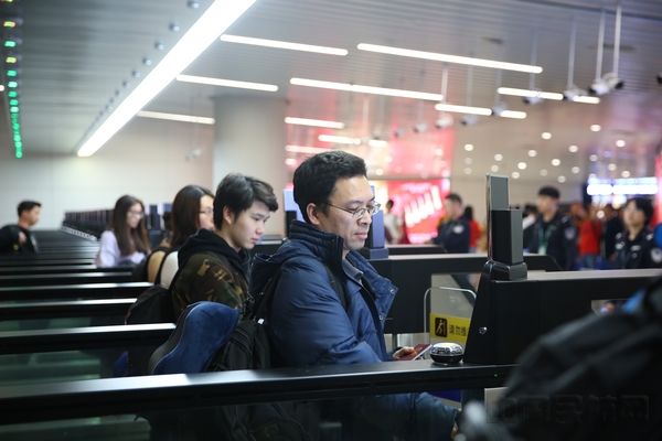 旅客使用自助通道快速通关(作者:方伟嘉).jpg 旅客使用自助通道快速通关(作者:方伟嘉).jpg