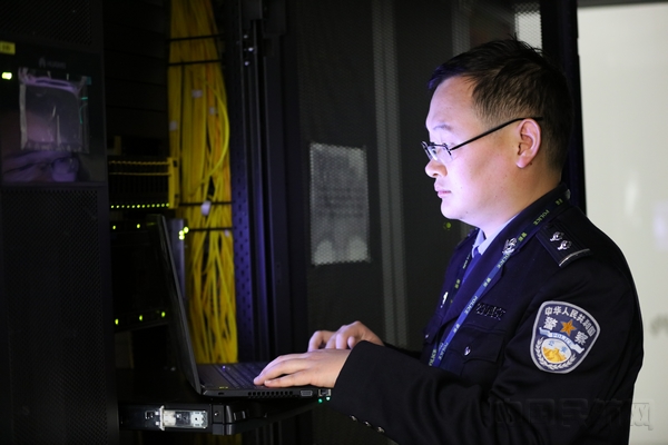 技术民警在巡检调试机房设备(作者:方伟嘉).jpg 技术民警在巡检调试机房设备(作者:方伟嘉).jpg